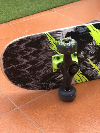 Patinete con diseño de lobo. 78cm largo 20 ancho.