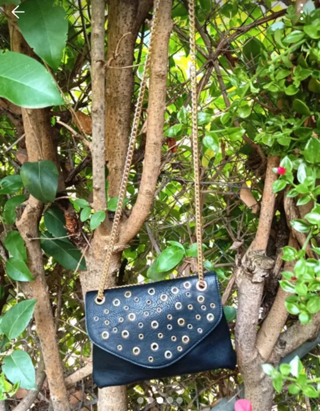Bolso Sfera negro con tachuelas doradas