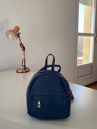 Mochila azul marino pequeña Nueva completamente.