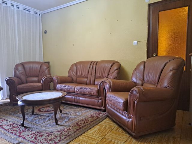 Tresillo de cuero marrón