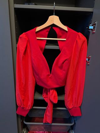 Blusa roja manga larga con escote profundo
