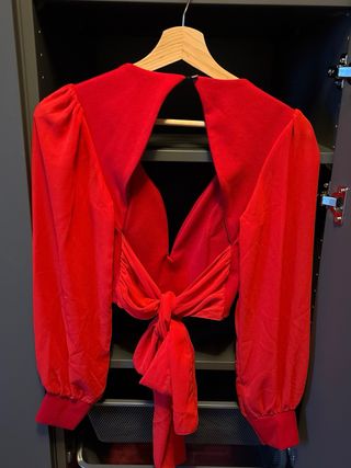 Blusa roja manga larga con escote profundo