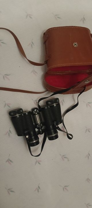 Prismáticos y funda de cuero vintage