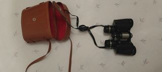 Prismáticos y funda de cuero vintage