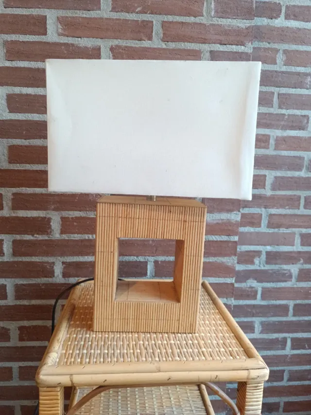 Lámpara de mesa de bambú y ratán