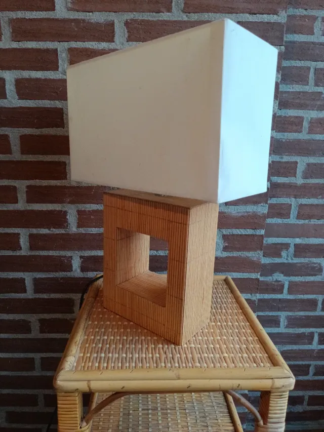 Lámpara de mesa de bambú y ratán