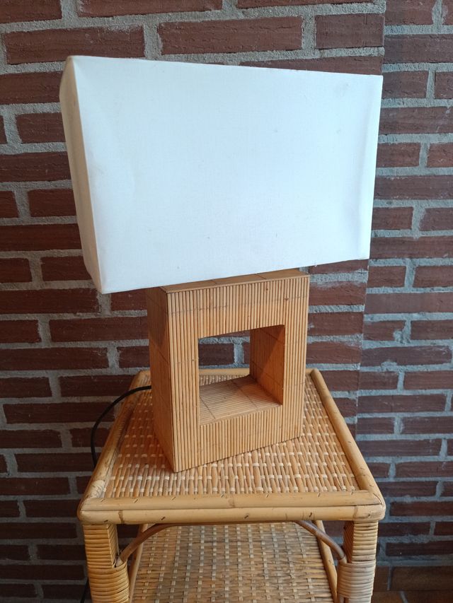 Lámpara de mesa de bambú y ratán