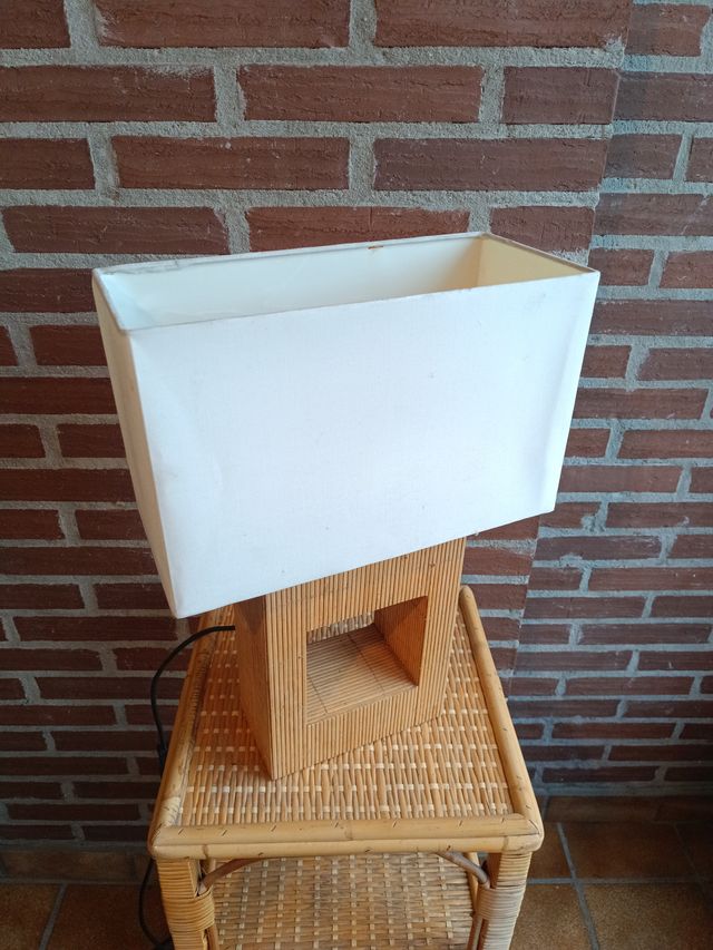 Lámpara de mesa de bambú y ratán