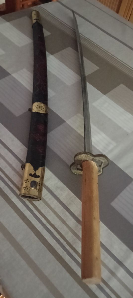 Espada con funda y mango de madera