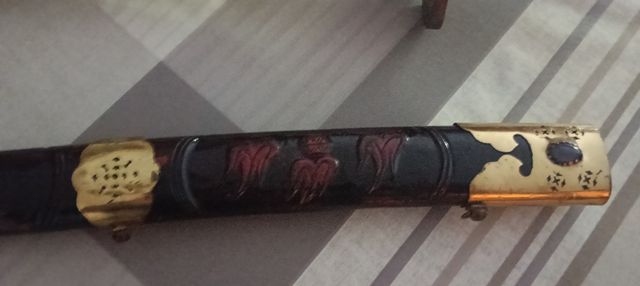 Espada con funda y mango de madera