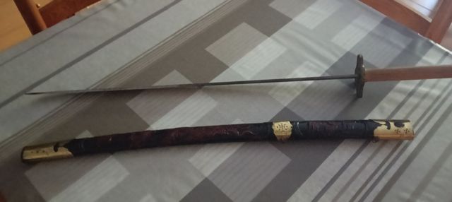 Espada con funda y mango de madera