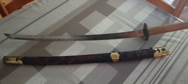 Espada con funda y mango de madera