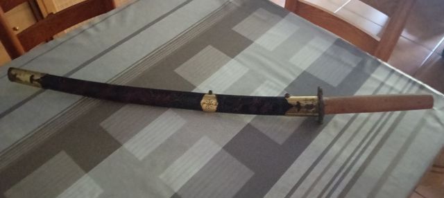 Espada con funda y mango de madera