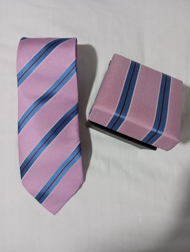 Corbata a estrenar con rayas