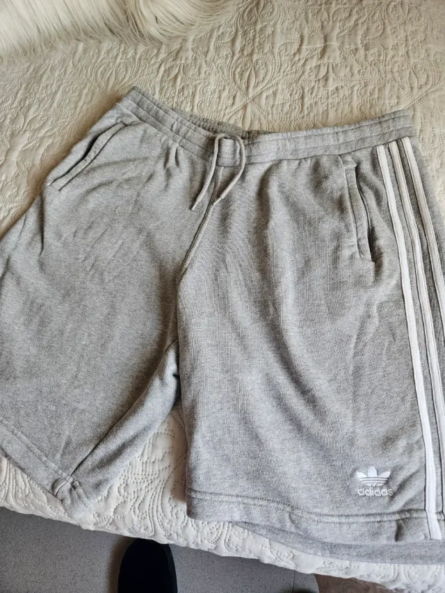 Pantalón corto Adidas gris