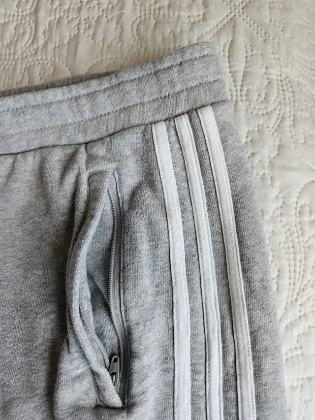 Pantalón corto Adidas gris