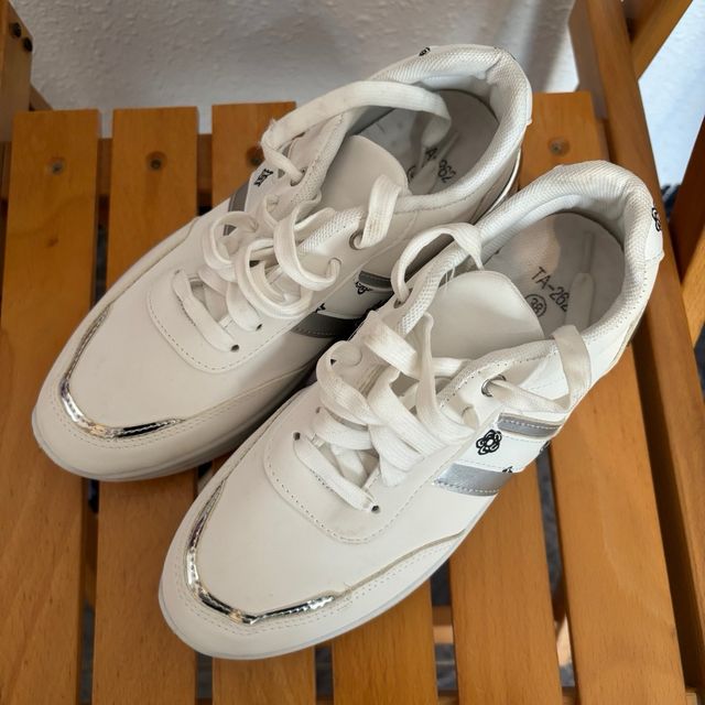 Zapatillas blancas y plateadas