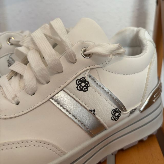 Zapatillas blancas y plateadas