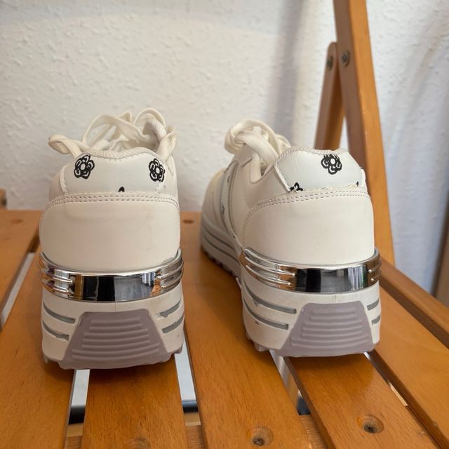 Zapatillas blancas y plateadas