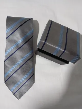 Corbata a estrenar con rayas