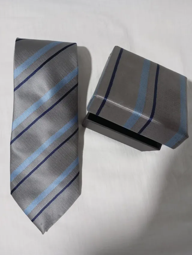 Corbata a estrenar con rayas