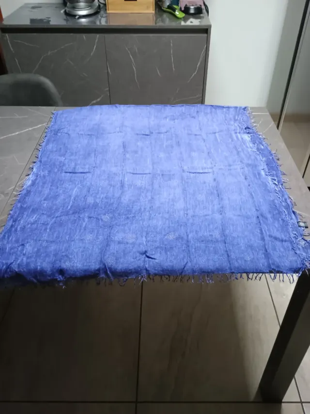 Sciarpa blu con frange