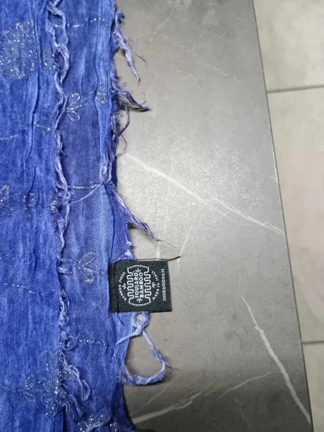 Sciarpa blu con frange