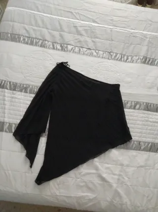 Blusa Mango asimétrica hombro descubierto talla L