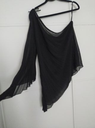 Blusa Mango asimétrica hombro descubierto talla L