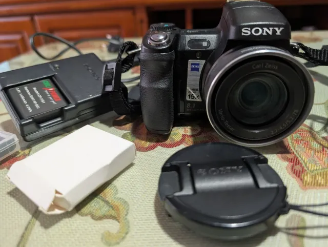 Fotocamera Sony DSC-H9 + custodia, 3 batterie