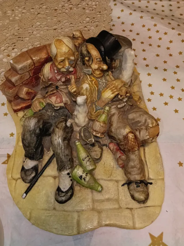 Figura decorativa de dos hombres