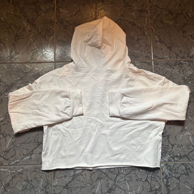 Sudadera blanca crop top mariposa