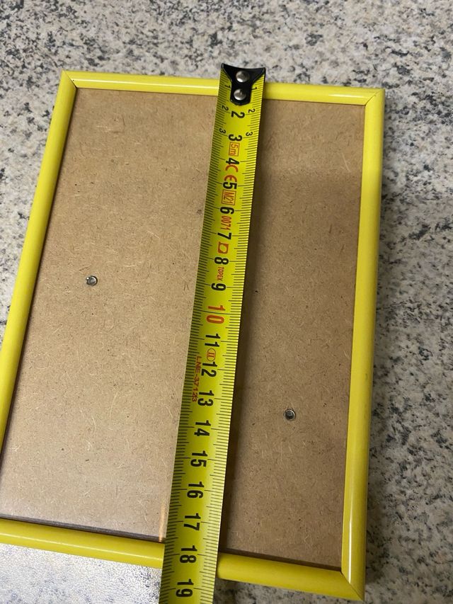 Cornice gialla in plastica