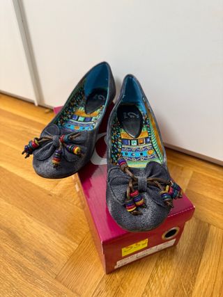 Bailarinas grises con detalle multicolor