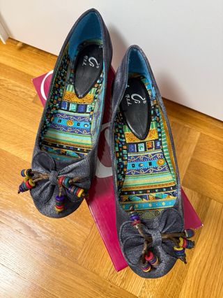 Bailarinas grises con detalle multicolor