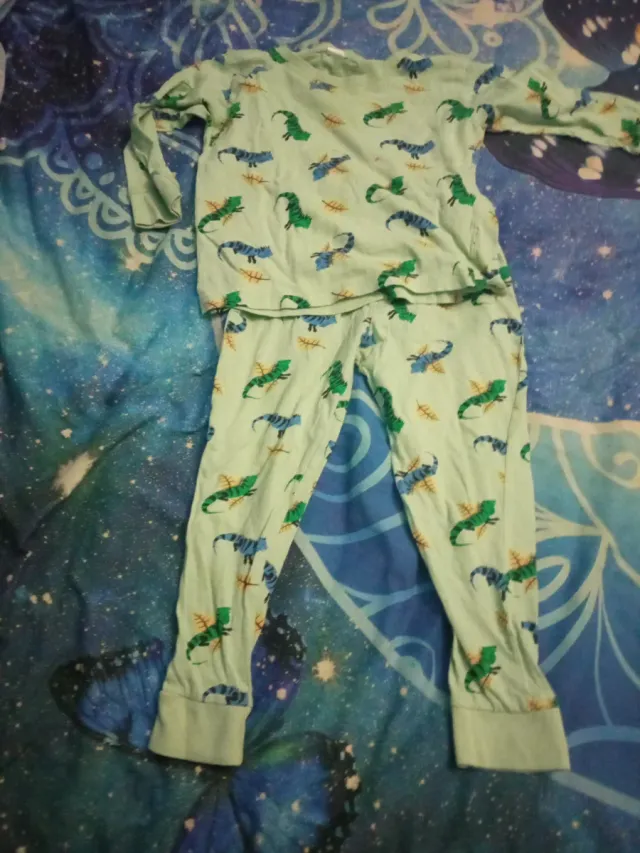 Pijama niño dinosaurios verde