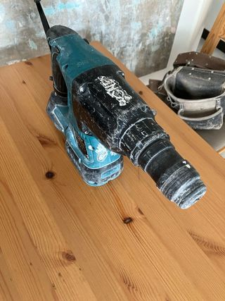 Taladro percutor atornillador baterias y cargador.