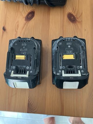 Taladro percutor atornillador baterias y cargador.