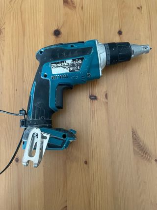 Taladro percutor atornillador baterias y cargador.