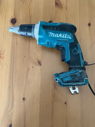 Taladro percutor atornillador baterias y cargador.