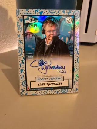 Clive Tyldesley Autografata 32/49 Topps decades