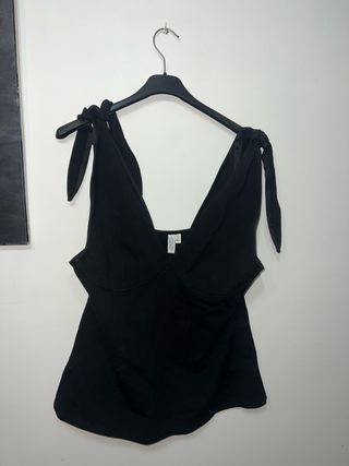 Top negro escote tirantes lazos