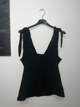 Top negro escote tirantes lazos