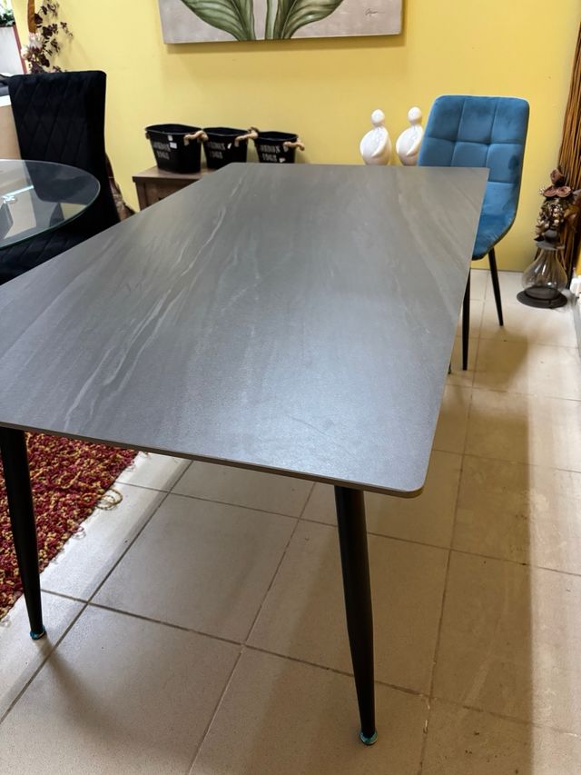 Mesa porcelánico gris patas metálicas