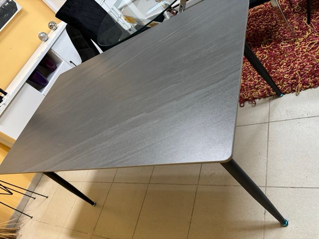 Mesa porcelánico gris patas metálicas