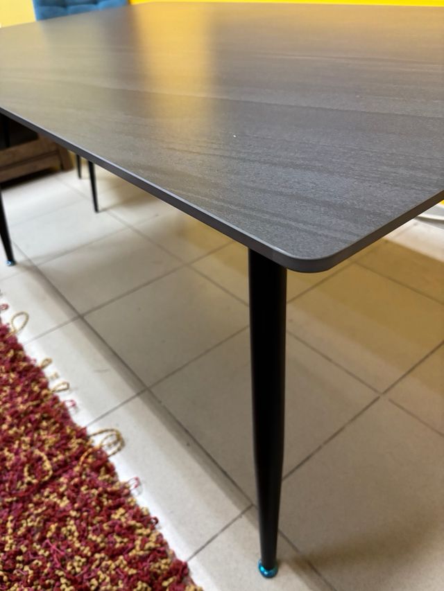 Mesa porcelánico gris patas metálicas