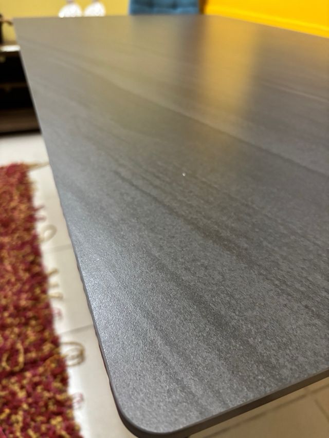 Mesa porcelánico gris patas metálicas