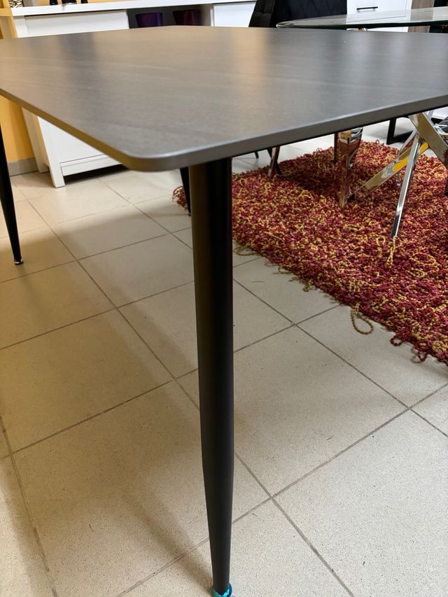 Mesa porcelánico gris patas metálicas