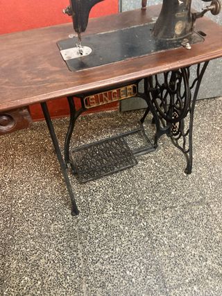 Mueble Singer restaurado con máquina