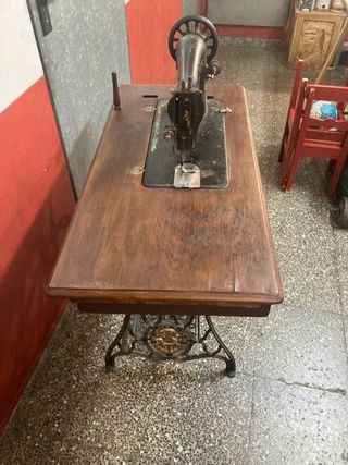 Mueble Singer restaurado con máquina
